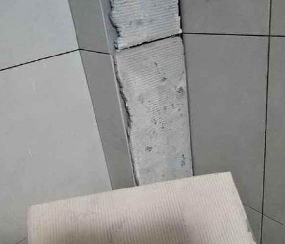 松原瓷砖空鼓维修公司分享下厨房瓷砖脱落的补救措施。
